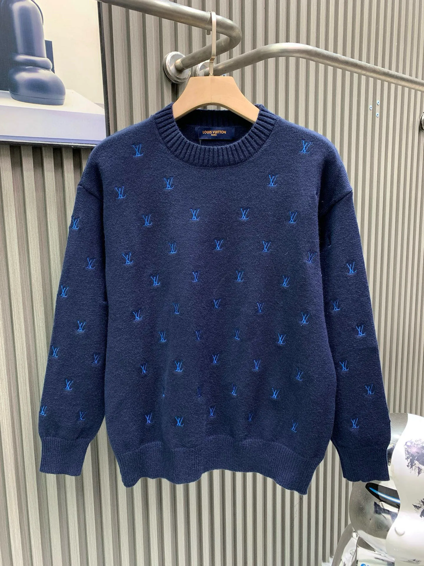 🅿️400 🀄️ Louis Vuitton 1*v full logo small embroidered round neck sweater. Originally purchased after 15,000. Fei Dong co-branded series. Fixed color and dyed sheep wool material. 7S special custom weaving and dyeing yarn. Hanging wool tissue piece. Made of sheep wool material knitted piece. The texture of the fabric is clear and rich. The whole piece is made with full embroidery technology. There are about 168 small embroideries. The embroidery uses fixed-dyed matte embroidery thread on the board and the stitch embroidery process. The pattern is embroidered with thousands of Tajima machine needles. The fine stitching method is dense and ultra-high density without revealing white. The pattern is clear and the lines and three-dimensional sense are strong to enrich the overall picture space. Special cotton wool material is washed and treated. The elastic fiber of sheep wool gives the fabric a high degree of resilience, allowing the clothes to maintain a lasting freshness and durability. Due to its fiber structure and special scale structure, sheep wool also has excellent warmth retention properties and anti-wrinkle properties. Keeps you warm and looks stylish